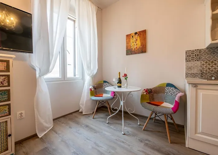 Old Romantic 4 With Free Private Parking プーラ