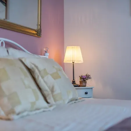 Old Romantic 4 With Free Private Parking *