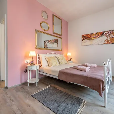 Old Romantic 4 With Free Private Parking Apartment *