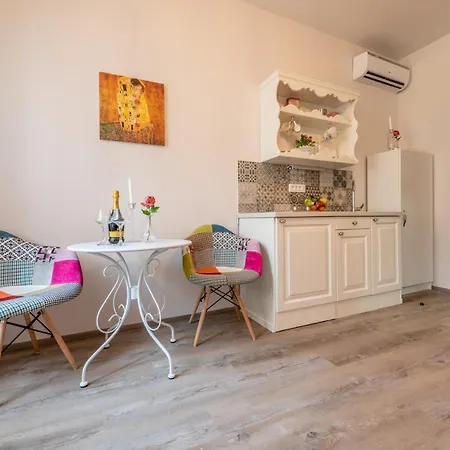 Old Romantic 4 With Free Private Parking Apartment