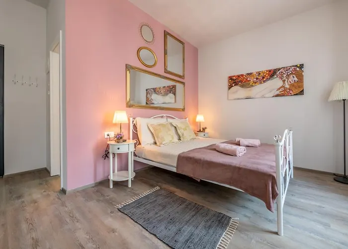 Old Romantic 4 With Free Private Parking Apartment *