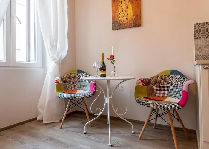 Old Romantic 4 With Free Private Parking Apartment *