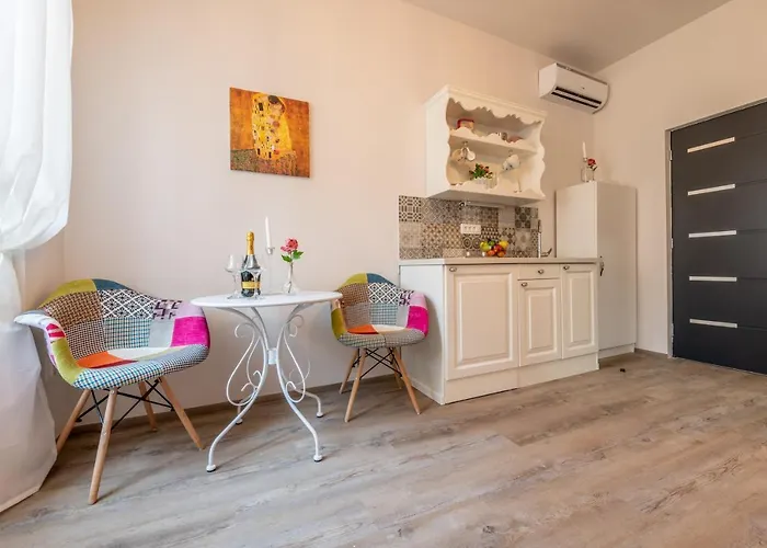 Old Romantic 4 With Free Private Parking Apartment